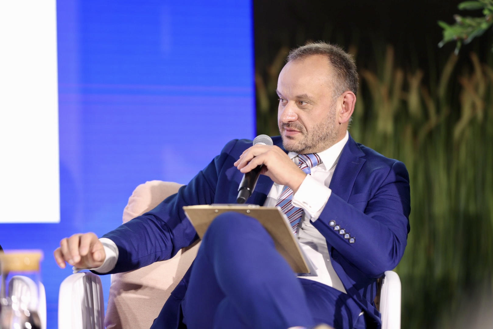 Szymon Glonek podczas prowadzenia rozmowy na scenie