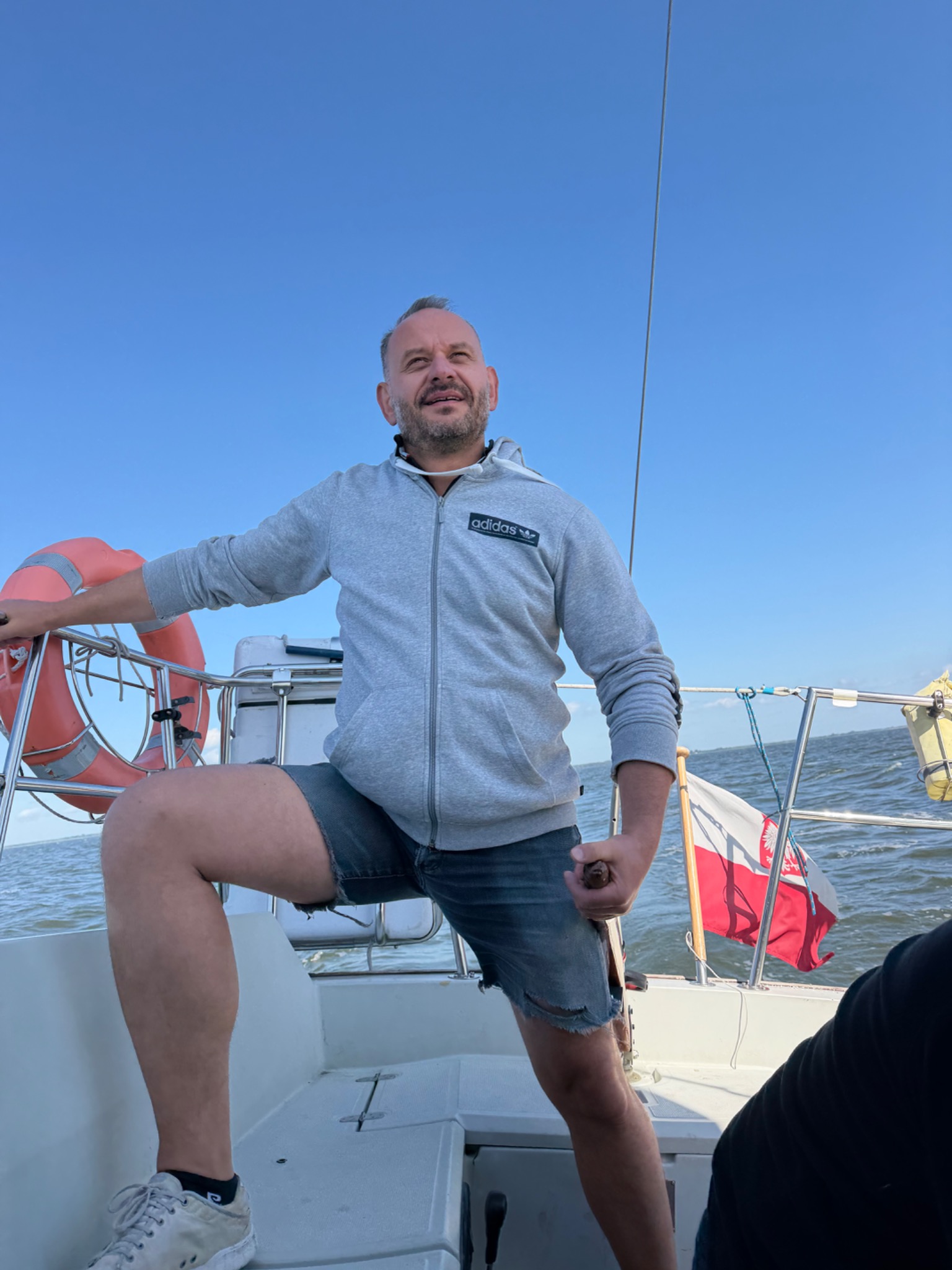Szymon Glonek za sterem łodzi